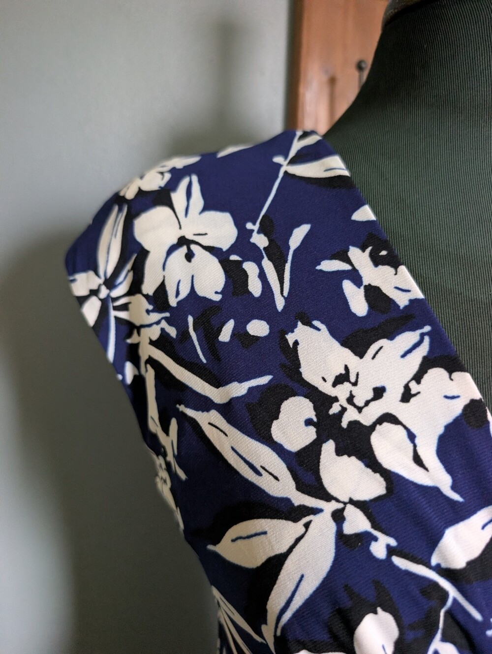 Chaps Women's Navy Blue Floral V-Neck Dress - Picture 6 of 12
